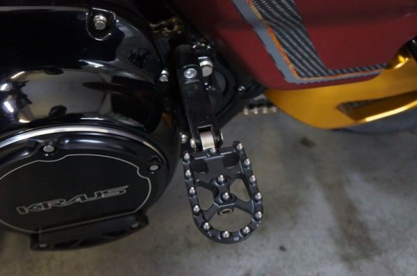 画像2: ロングパッセンジャーペグマウント ツーリングモデル用 ブラック/クローム (2)