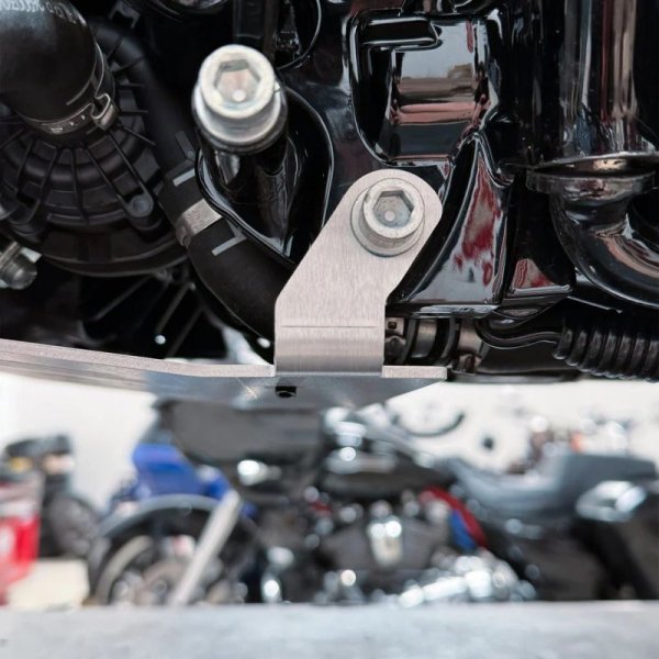 画像4: 水冷ホース&配線保護 アルミスキッドプレート 2023CVO 2024年以降ツーリング用 (4)