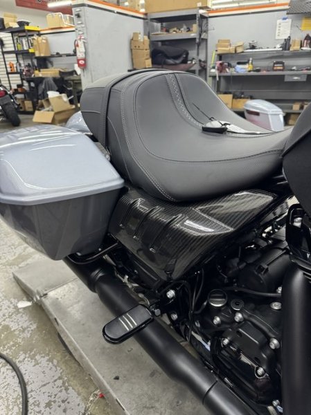 画像3: Metamorphosis カーボンサイドカバー 2023年以降の新型CVO/新型カウルツーリングモデル用 (3)