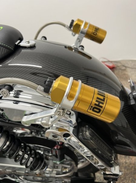 画像2: SHARK TAIL リザーバタンクマウント (デッタチャツアーパック/シーシーバー対応) (2)