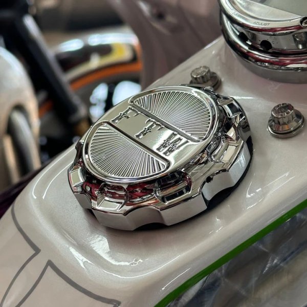 画像2: SAN DIEGO CUSTOMS FTW サークル ハーレー ガスキャップ クローム (2)