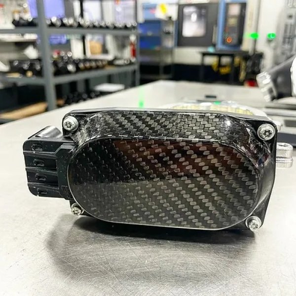 画像3: HPI カーボンスロットルボディーサイドカバー (3)