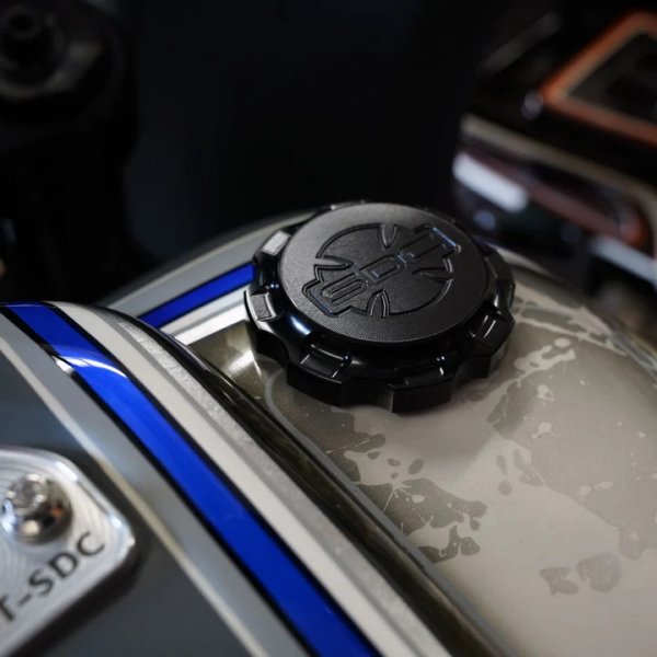 画像4: SAN DIEGO CUSTOMS IRON ガスキャップ ブラックアウト (4)