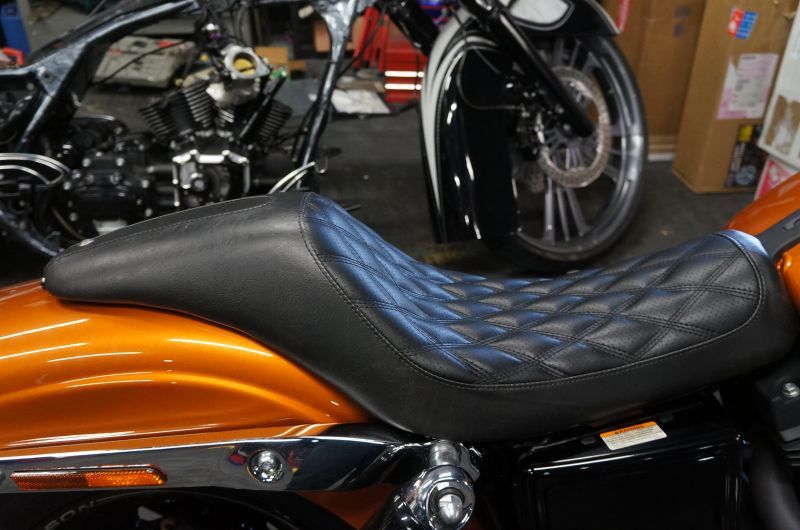 ローランドサンズのツーリングモデル用のカスタムシート 値段交渉受